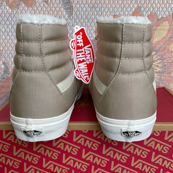 Vans Men’s Sk8-Hi
Cordura Sherpa Walnut
VN0A4BVTINU
Sneakers - Picture 14 of 16